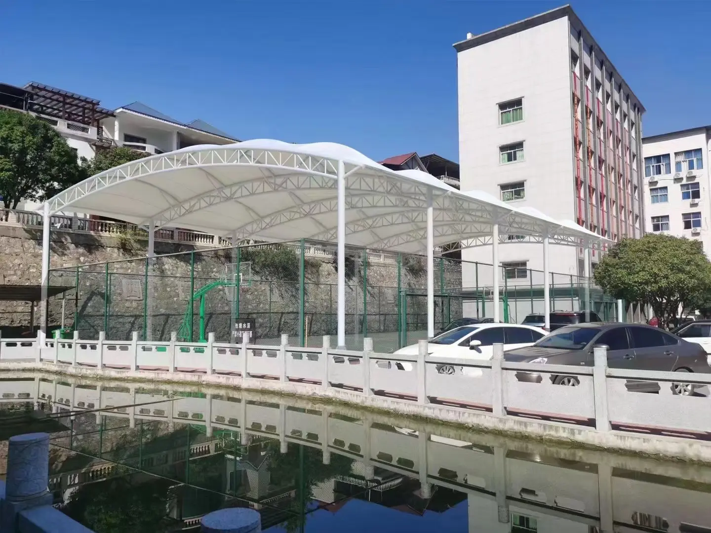贵州乌当园区停车棚总在漏水生锈？源头膜结构厂家：按本地气候选材，避开三大坑